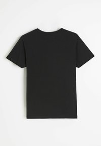 Czarny bawełniany t-shirt z krótkimi rękawami, klasyczny okrągły dekolt oraz gładka faktura. Brak widocznych wzorów lub ozdób.