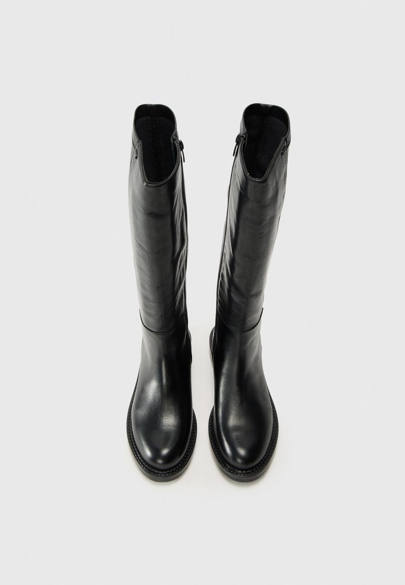 Czarne skórzane buty za kolano o gładkiej fakturze, zaokrąglonym nosku i bocznymi zamkami. Solidna podeszwa z lekkim platformą.