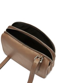 Borsa a tracolla in pelle marrone con due scomparti con zip, texture morbida, tracolla regolabile e finitura liscia. Interno foderato in tessuto nero.