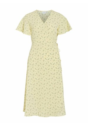Rochie tip wrap galben deschis cu mâneci scurte evazate, decolteu în V și imprimeu mic floral verde, lungime midi cu închidere laterală cu funda.