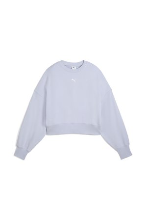 Izgriezts sporta krekls gaismā zilu audumu ar gariem piedurknēm, noapaļotu kakla izgriezumu un balto Puma logo, kas centrēts uz krūtīm.