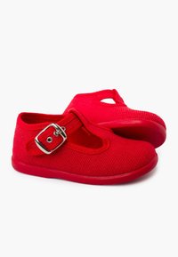 Zapatos Mary Jane de malla roja con punta redonda, hebilla plateada y suela texturizada diseñada para comodidad y transpirabilidad.