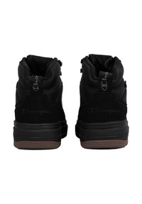 Schwarze High-Top-Sneaker mit einem texturierten Stoffoberteil, glatten Wildlederakzenten und einer Gummisohle mit strukturiertem Profil.