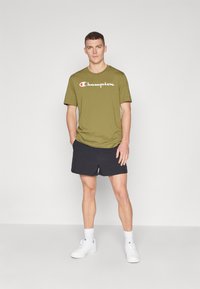 Champion ICONS CREWNECK WITH LARGE LOGO - Nyomott mintás póló - olive