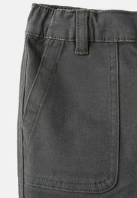 Grijze denim broek met een platte tailleband, zijzakken en zichtbare stiksels. De stof heeft een gladde textuur met een lichte glans.