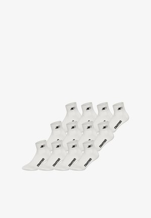 Witte katoenen enkelsokken met geribde boorden en het zwarte "Starter"-logo aan de zijkant, gerangschikt in een diagonaal patroon.