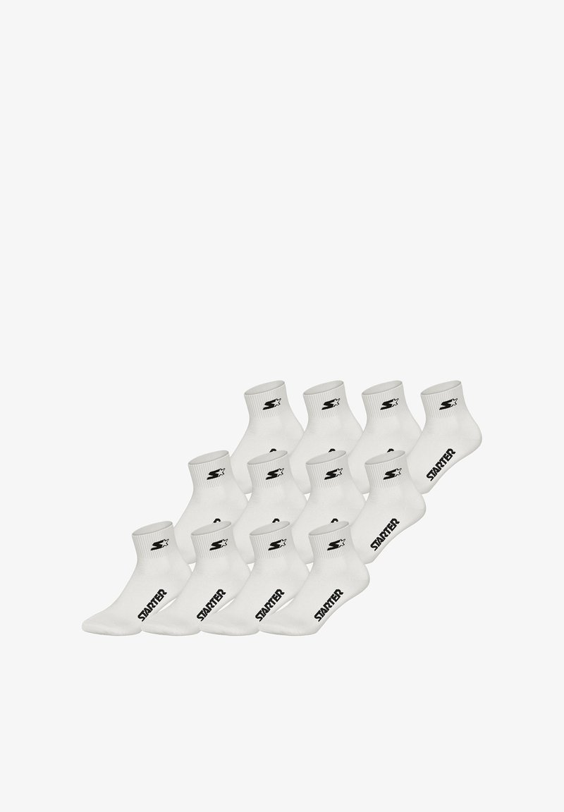 Białe bawełniane skarpetki do kostek z prążkowanymi mankietami i czarnym logo "Starter" po boku, ułożone w diagonalny wzór.