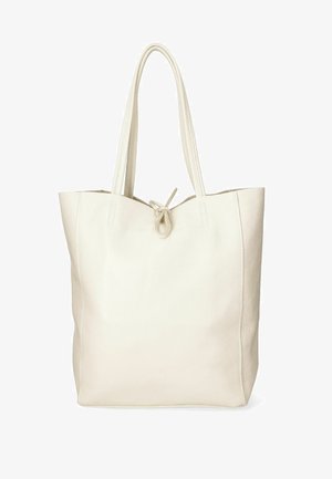 Cremfarbene Leder-Tote mit strukturierter Form, zwei langen Griffen und einem geknoteten Verschlussdetail an der Oberseite. Glatte Außenstruktur.