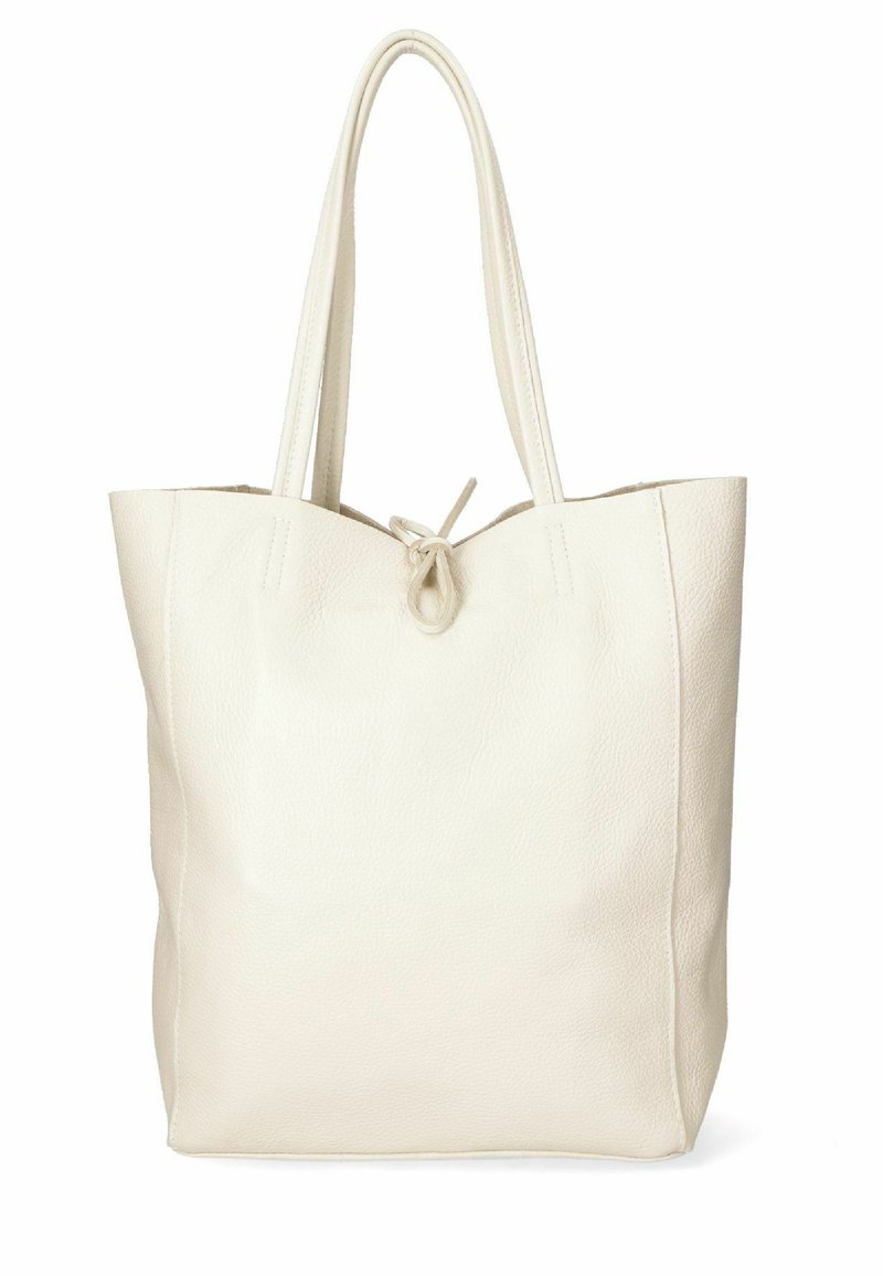 Crème leren tote bag met een gestructureerde vorm, twee lange handvaten en een knoopsluiting bovenaan. Glad uiterlijk.