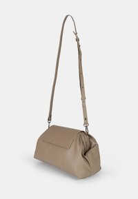 Borsa a spalla in pelle beige con forma strutturata, tracolla regolabile e chiusura a patta. Texture liscia con minimale utilizzo di metalli.