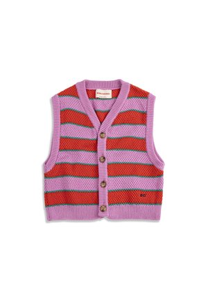 Detská pletená vesta s horizontálnymi červenými a fialovými pruhmi, drevenými gombíkmi na prednej strane a výšivkou "BC" pri leme.