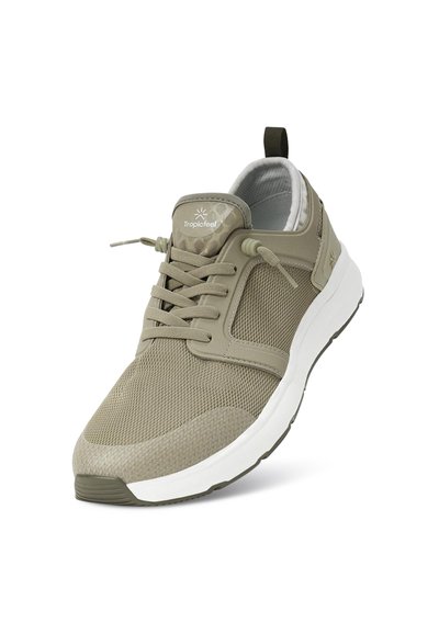 Světlé olivově zelené sportovní boty s síťovaným svrškem, kulatou špičkou, šněrovacím designem a bílou podrážkou. Obsahují logo a vyztužený patní pásek.