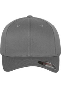 Grijze baseballpet van stof, gestructureerde vorm met een gebogen klep, met een gestikt patroon en een label aan de zijkant.