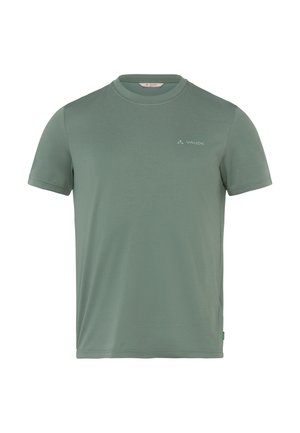 Kurzärmliges T-Shirt mit Rundhalsausschnitt in gedämpftem Grün, hergestellt aus weichem Stoff. Mit dezentem Branding auf der Brust und einem grünen Etikett am Saum.