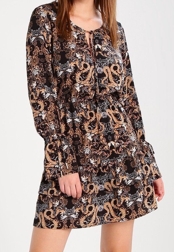 Langärmliges Kleid mit einem schwarz-goldenen Blumendesign, das über einen runden Ausschnitt und ein gestuftes Design verfügt. Aus leichtem Stoff gefertigt.