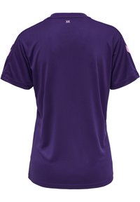 Lilla sportsskjorte med korte ærmer, glat overflade, rund hals og lyserøde detaljer på ærmerne. Har et lille logo nær kraven.