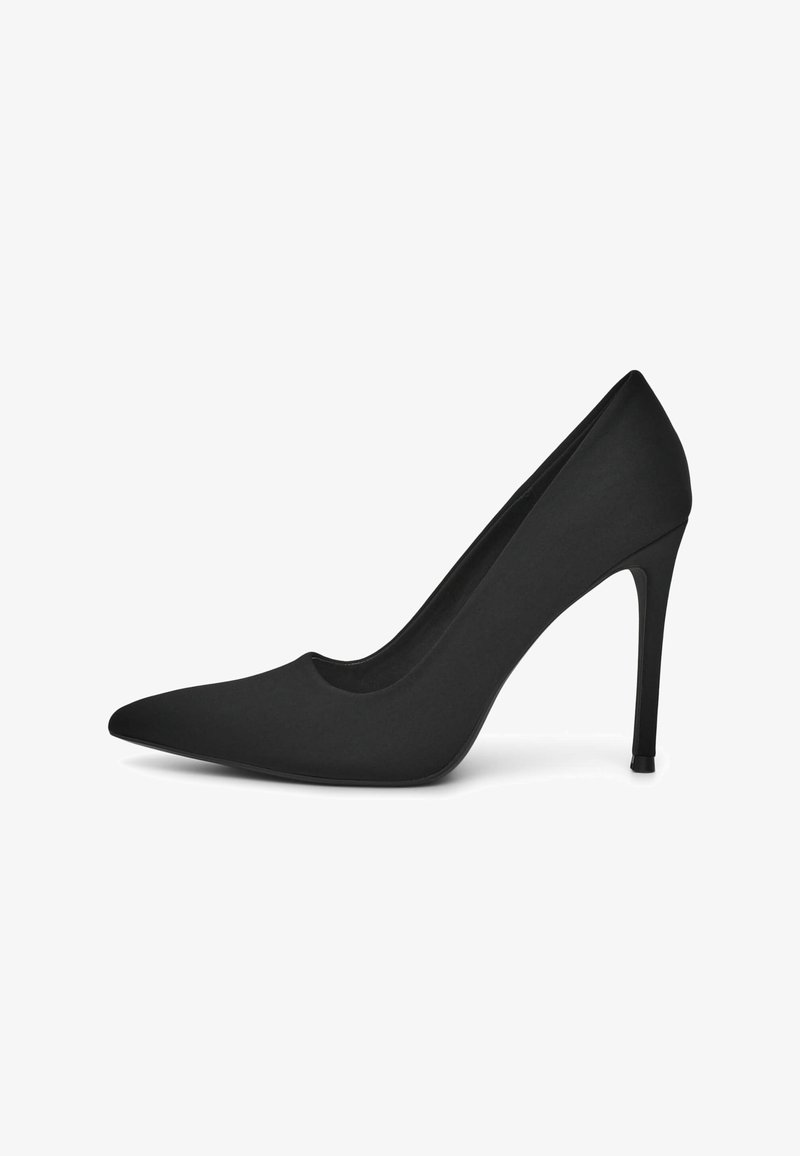 Scarpa nera con punta affilata e tacco alto, caratterizzata da una finitura opaca liscia, silhouette elegante e tacco sottile a stiletto. Nessun abbellimento visibile.