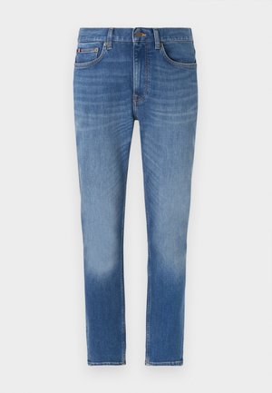 Jeans en denim bleu clair avec un design à jambe droite, cinq poches et une finition légèrement délavée. Comprend une fermeture à bouton à l'avant et des passants de ceinture.