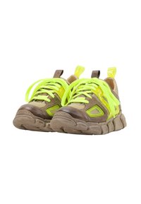 Sneakersy z brązowym skórzanym czubkiem, beżowym meshowym korpusem, neonowożółtymi sznurowadłami i akcentami; gruba, teksturowana podeszwa zapewniająca lepszą przyczepność.