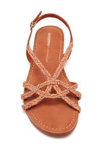 Sandalini piatti arancioni con cinturini intrecciati e decorazioni metalliche. Presentano una suola liscia di colore marrone chiaro con bordo cucito.