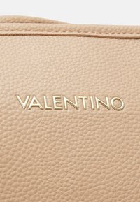 Valentino Bags BRIXTON - Mala de mão - beige