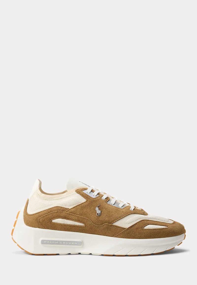 Vit och beige sneaker med tjock sula, överdel i mocka och mesh, snörning fram och Ralph Lauren-logga på sidan.