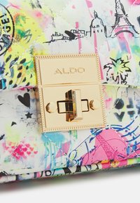 Prošívaná kabelka v duhových syntetických materiálech se zlatými prvky a sponou. Obsahuje různé vzory, včetně siluety města a ikonických památek.