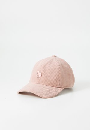 Cappellino da baseball in corduroy rosa con la lettera "B" ricamata nella parte frontale, dotato di una visiera curva e dettagli cuciti.