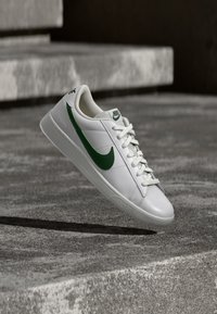 Επιλέχθηκε, white/gorge green/white