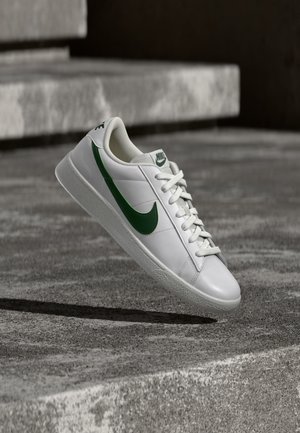 Nike Sportswear, TENNIS CLASSIC SPORT - Baskets basses - white/gorge green/white