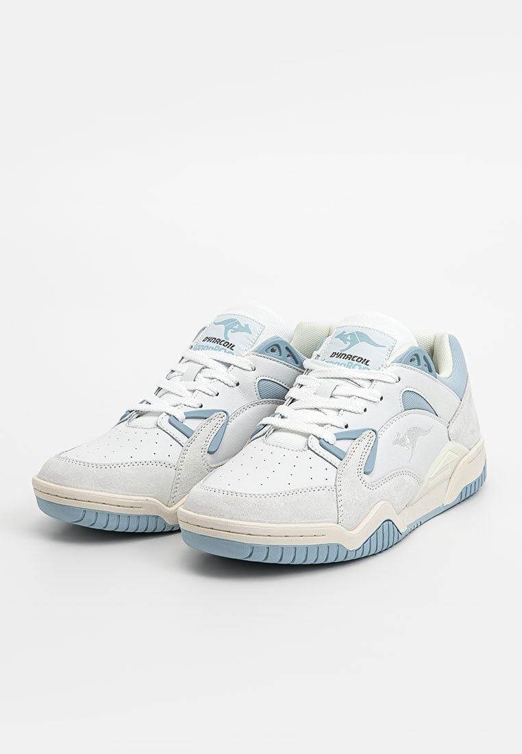 Witte en lichtblauwe sport schoenen met een glad leren bovenwerk, geperforeerde details en een gestructureerde rubberen zool. Bivale ontwerp.