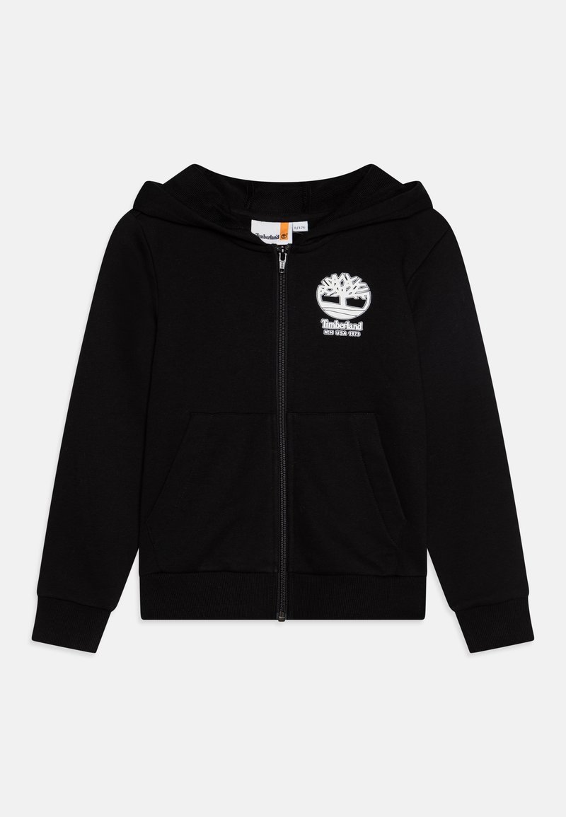 Sweat à capuche noir zippé avec poches avant et logo arbre Timberland accompagné de texte sur le côté gauche de la poitrine, présenté sur un fond blanc.