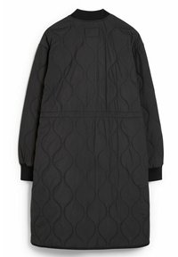 Cappotto lungo nero trapuntato con motivo a onde, vita elastica e polsini a costine. Tessuto liscio con design classico senza colletto.