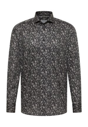 Camicia nera a maniche lunghe con bottoni, decorata da un piccolo motivo floreale bianco e colletto classico su sfondo bianco.