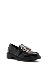Mocassin en cuir verni noir avec semelle épaisse et détail chaîne dorée sur le dessus, vue en angle sur fond blanc.