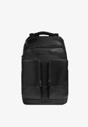 Zwarte leren rugzak met een gladde textuur, voorzien van twee voorritsen, een bovenste handvat en gevoerde schouderbanden voor extra comfort.