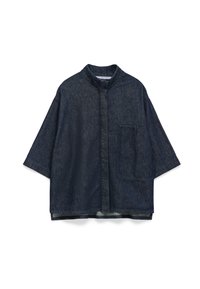 Camicia in denim di colore blu scuro con colletto alla coreana, spalle cadenti, maniche corte, taschino frontale e vestibilità rilassata.