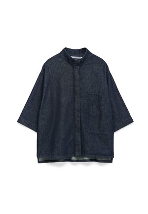 Camicia in denim di colore blu scuro con colletto alla coreana, spalle cadenti, maniche corte, taschino frontale e vestibilità rilassata.