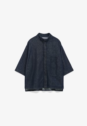 Koszula dżinsowa w ciemnym niebieskim kolorze, z kołnierzykiem stojącym, opadającymi ramionami, krótkimi rękawami, przednią kieszenią naszywaną i luźnym krojem.