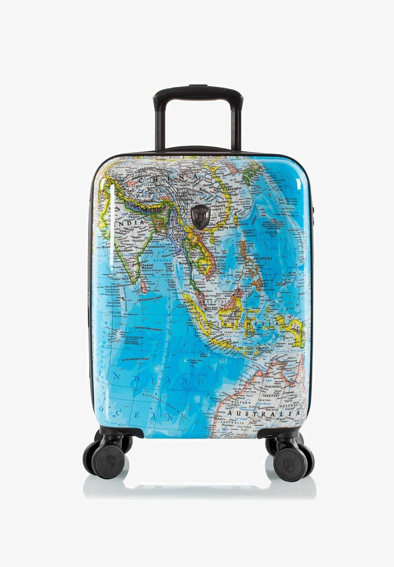 Hartschalenkoffer mit einem Weltkartenmotiv auf blauem Ozeanhintergrund. Vier drehbare Räder und ein ausziehbarer Griff für einen einfachen Transport.