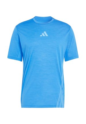 Camiseta deportiva azul claro de manga corta de Adidas con cuello redondo y logo de Adidas centrado en el pecho.