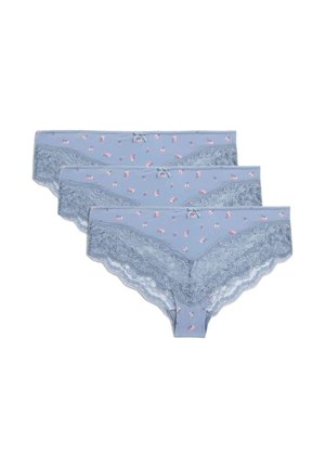 Drie paar damesslips in lichtblauw, met kantafwerking en een bloemenprint met roze accenten. Golvende randen en kleine strikjes.