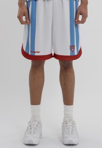 Hvite basketballshorts med blå vertikale striper, rød kant og logo. Laget av pustende materiale, med mesh-struktur.