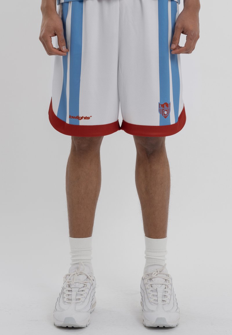 Shorts de basketball blancs avec des rayures verticales bleues, un ourlet rouge et un logo. Fabriqués en matériau respirant, avec une texture en mesh.