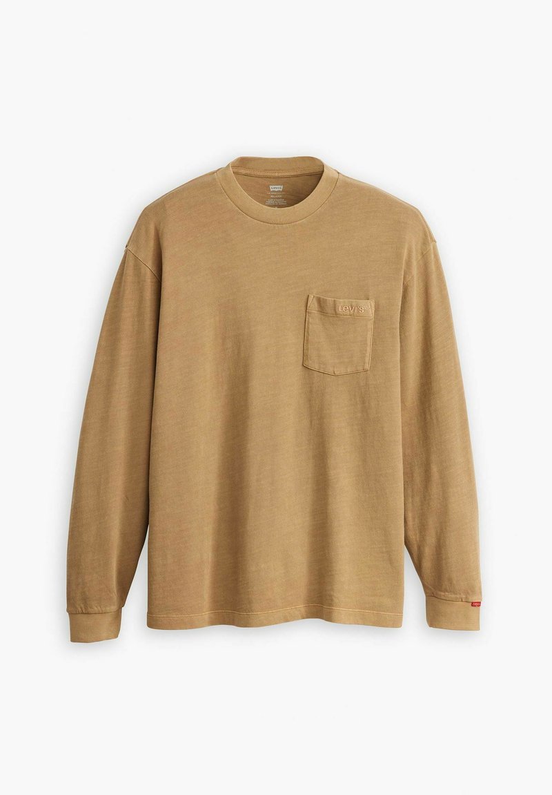 Camisa de manga larga color caqui hecha de algodón suave. Presenta un bolsillo en el pecho con logo, cuello redondo y corte casual. Textura suave, diseño minimalista.