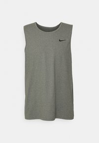 Siva brezrokavna športna majica iz zračnega materiala, z zaobljenim ovratnikom in majhnim črnim logotipom Nike na prsih.
