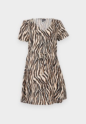 Kortærmet V-hals kjole med beige, sort og brun zebra-print samt bælte til at binde i taljen på lys grå baggrund.