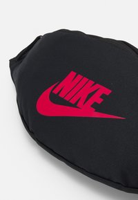 Nike Sportswear HERITAGE WAISTPACK UNISEX - Bolsa de cintura - black/mystic hibiscus