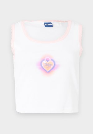 Valge ilma varrukateta pluus roosa sakiliseäärisega, millel on keskel pastellsetes värvides südame graafika ja sõna "Hugo" sees.