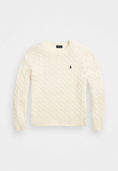 Kremowy sweter z warkoczowym splotem, z ściągaczami na rękawach i u dołu, z małym granatowym logo na piersi. Wykonany z miękkiego, fakturowanego materiału.